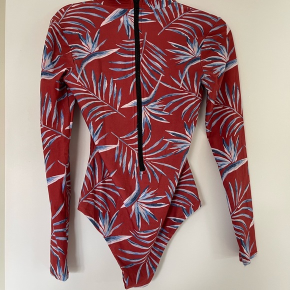 Amuse one piece surf suit - Picture 2 of 3